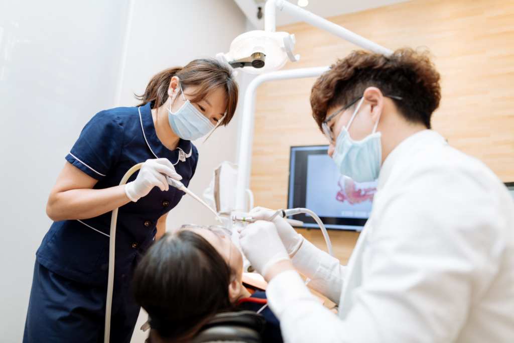 สรุปวิธีดูแลสุขภาพช่องปากแบบละเอียด ประกันสังคมไม่ต้องสำรองจ่าย 900 บาท ไม่ต้องสำรองจ่ายที่ The Fun Room Clinic ลาดกระบัง 